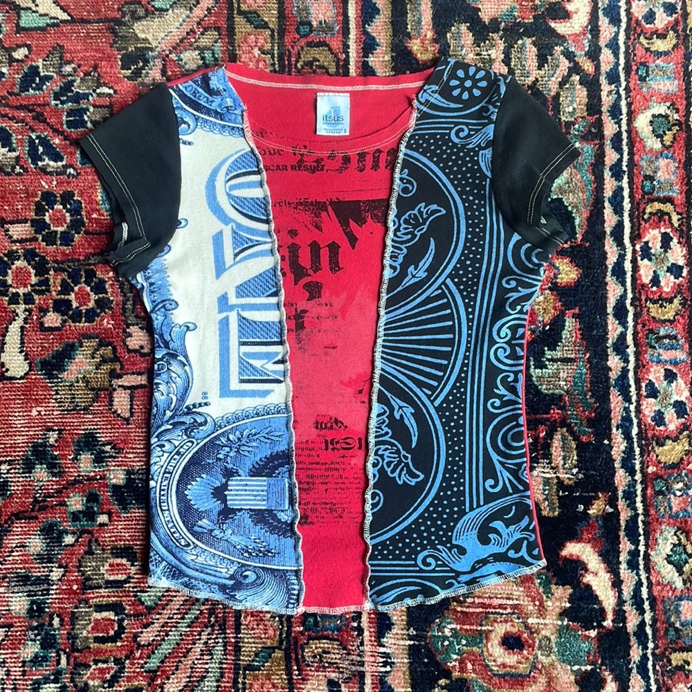 Serged panel fitted t-shirt.